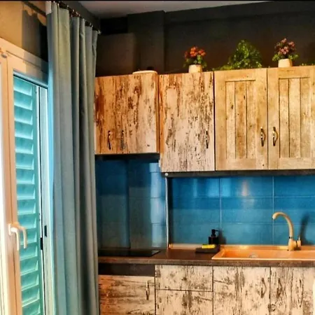 Alexander Golden View *