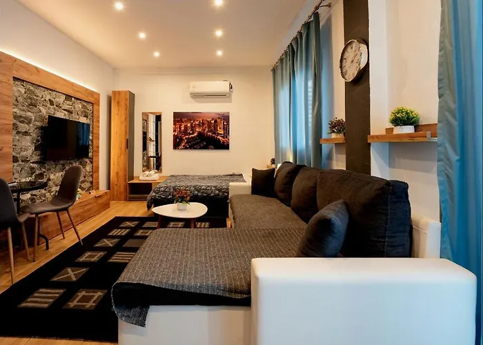 Alexander Golden View